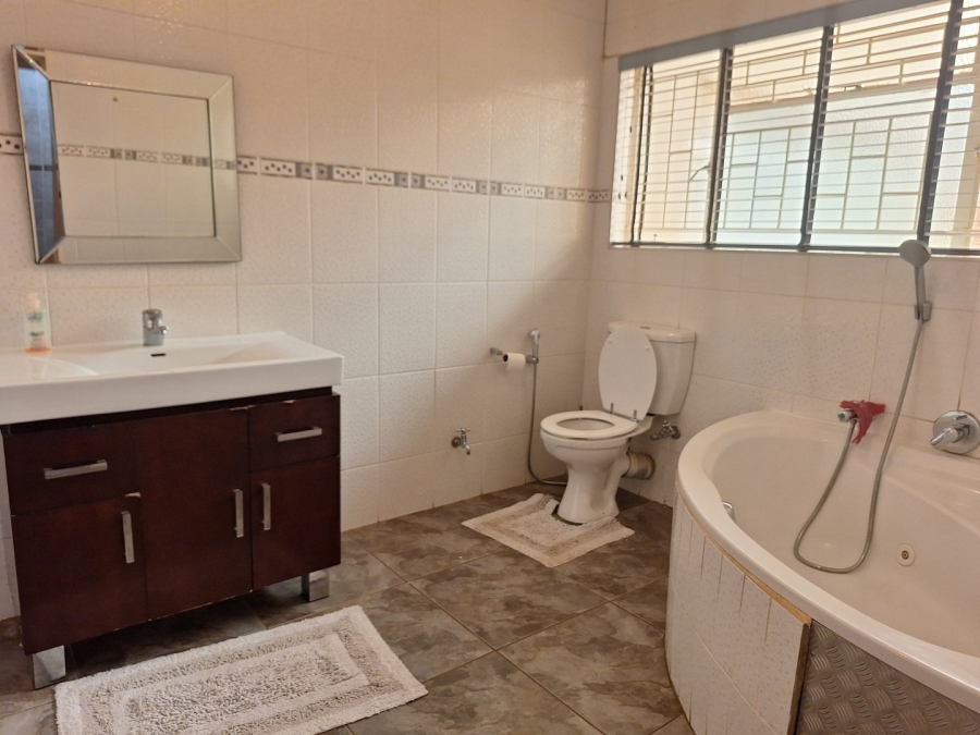 5 Bedroom Property for Sale in Mohadin North West